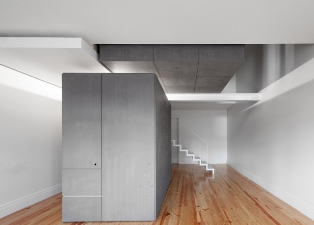 Optimalizovaná živá kocka integruje rôzne funkčné prvky-loios Niekoľko obytných kontajnerov vyrobených z ocele spojených v jednej budove