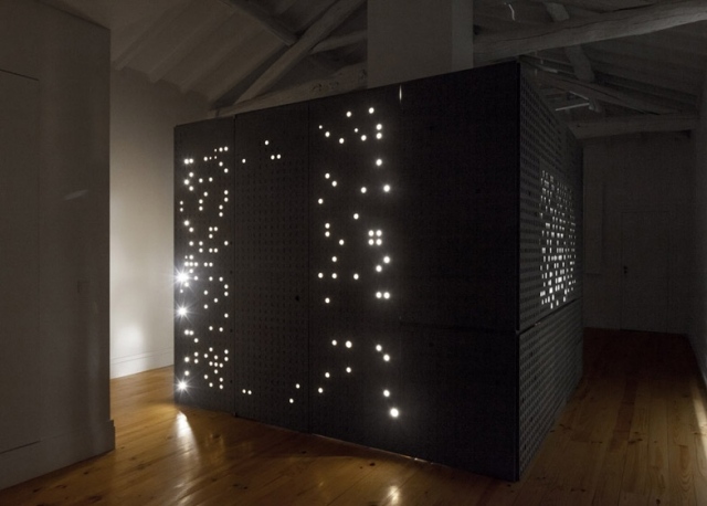 futuristický obytný modul s vonkajšími stenami z perforovanej ocele Modulové jednotky-konštrukcia z ľahkej ocele-vláknocementové panely-sklolaminátové panely