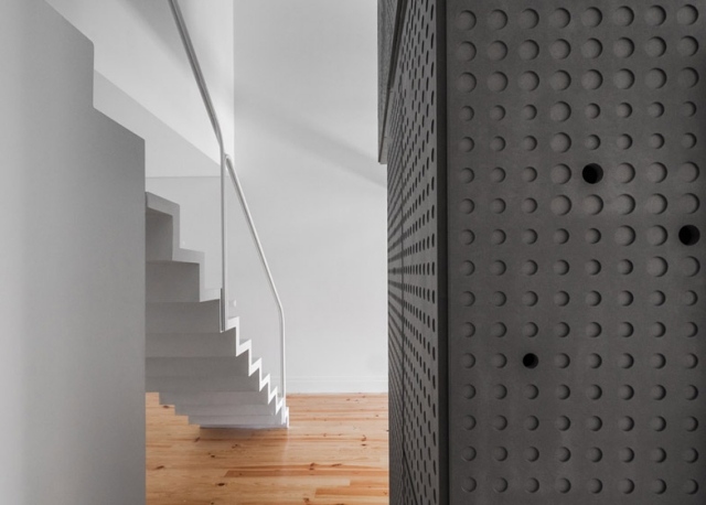 Obytný kontajner v zrekonštruovanej historickej budove v Porte Obytná-modul-monolitická-voľne stojaca-jednotka-spálňa-kuchyňa-jedna-jedna