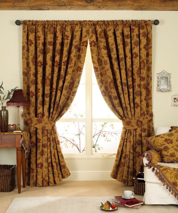 vzorovaná-záclona-dekorácia-obývačka