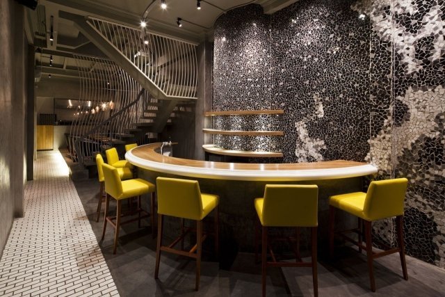 nástenný dizajn mozaika moderné zariadenie čierna biela žltá taburetka