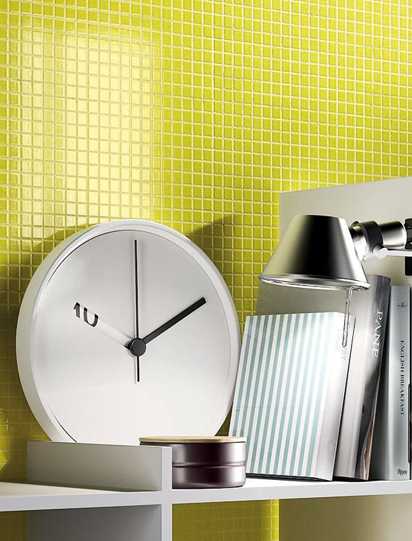 Nástenný dizajn s mozaikovými policami zo žltého porcelánu