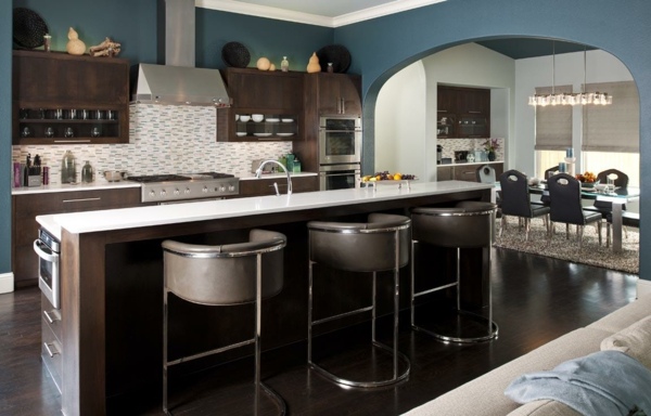 tmavo-hnedá-drevená-kuchyňa-moderný-dizajn