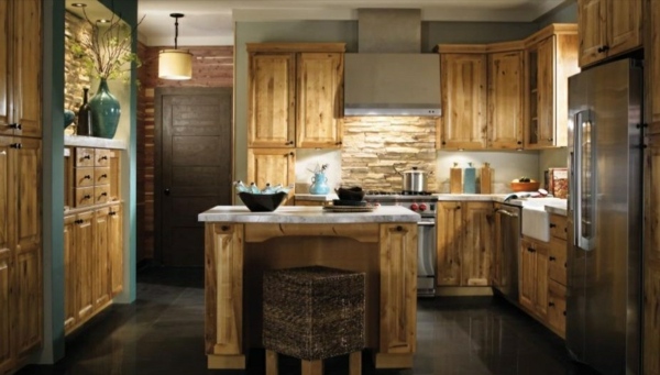 Drevená kuchynská linka-stena z prírodného kameňa-elegantná-kuchyňa