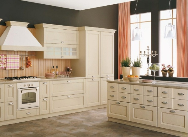 elegantné-svetlo-béžové-kuchyne-oranžové-záclony