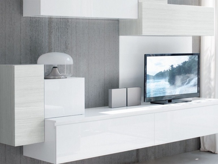 biela nástenná jednotka v hravom prevedení-ESSENZA od Cucine Lube biele nástenné jednotky vo vysoko lesklých nástenných moduloch-hravé-ESSENZA-Cucine-Lube