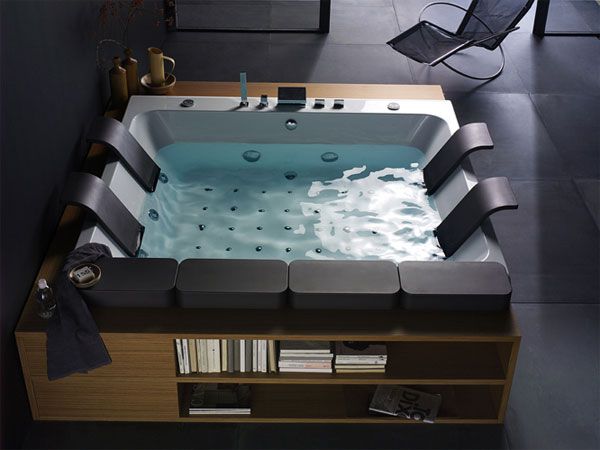 moderné dekoračné vankúše nástenné police praktický dizajn kúpeľne