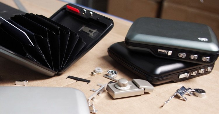 Peňaženka s kombinovaným zámkom pre väčšiu bezpečnosť Hliníková peňaženka -dizajn-kombinácia-čísla