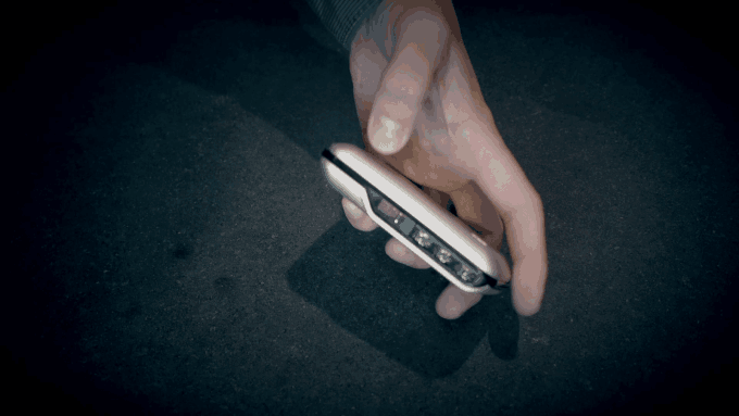 Peňaženka sa ľahko otvára a manipuluje s ňou Dizajn hliníkovej peňaženky-jednoduché použitie-otvára sa