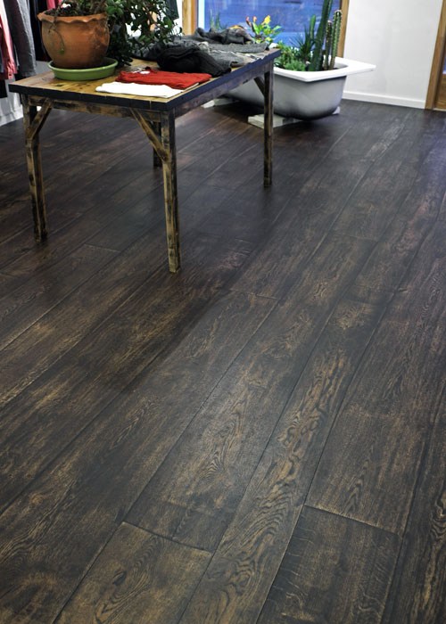 drevená podlaha bolefloor masívne drevené dosky tmavé