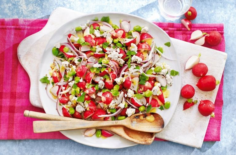 Šaláty na grilovanie - fazuľa, reďkovka, feta a dressing ako suroviny