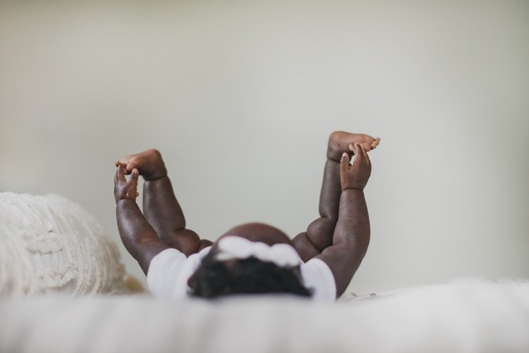 Šťastné dieťa predstavuje v joge