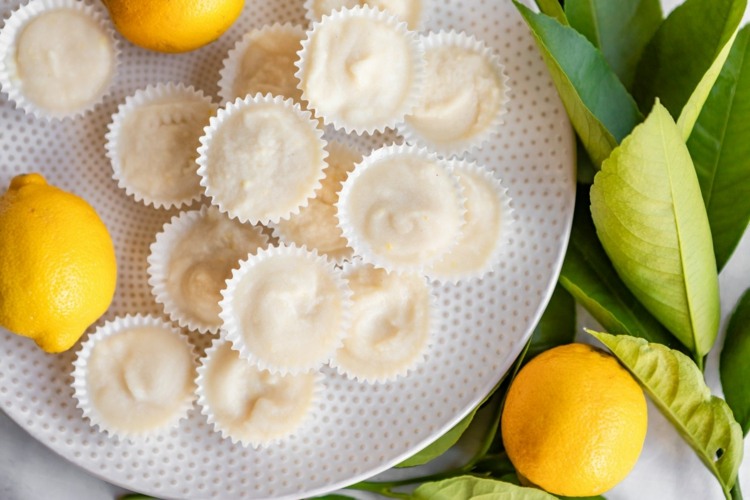 keto tukové bomby citrón kokosový olej píniové oriešky vegán