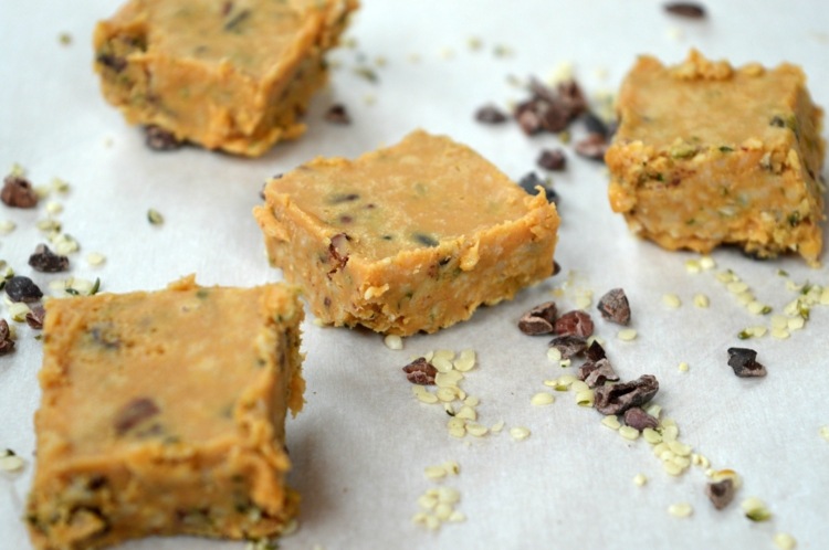 konopné semienka kakao chia kokosový olej vegánske keto tukové bomby