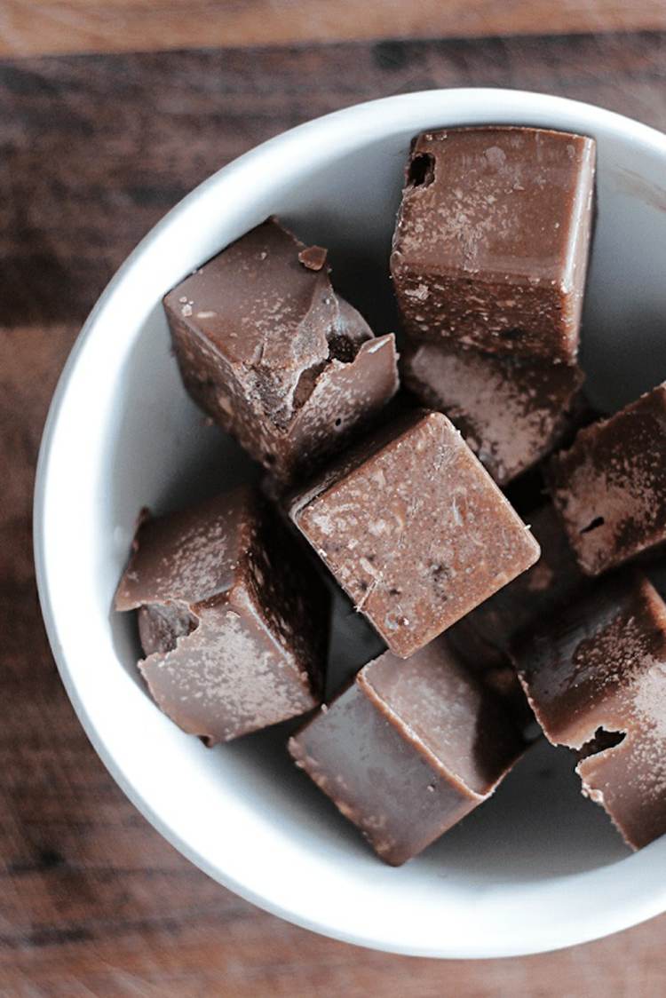 keto mastné bomby z arašidového masla, slané maslo z kokosového oleja