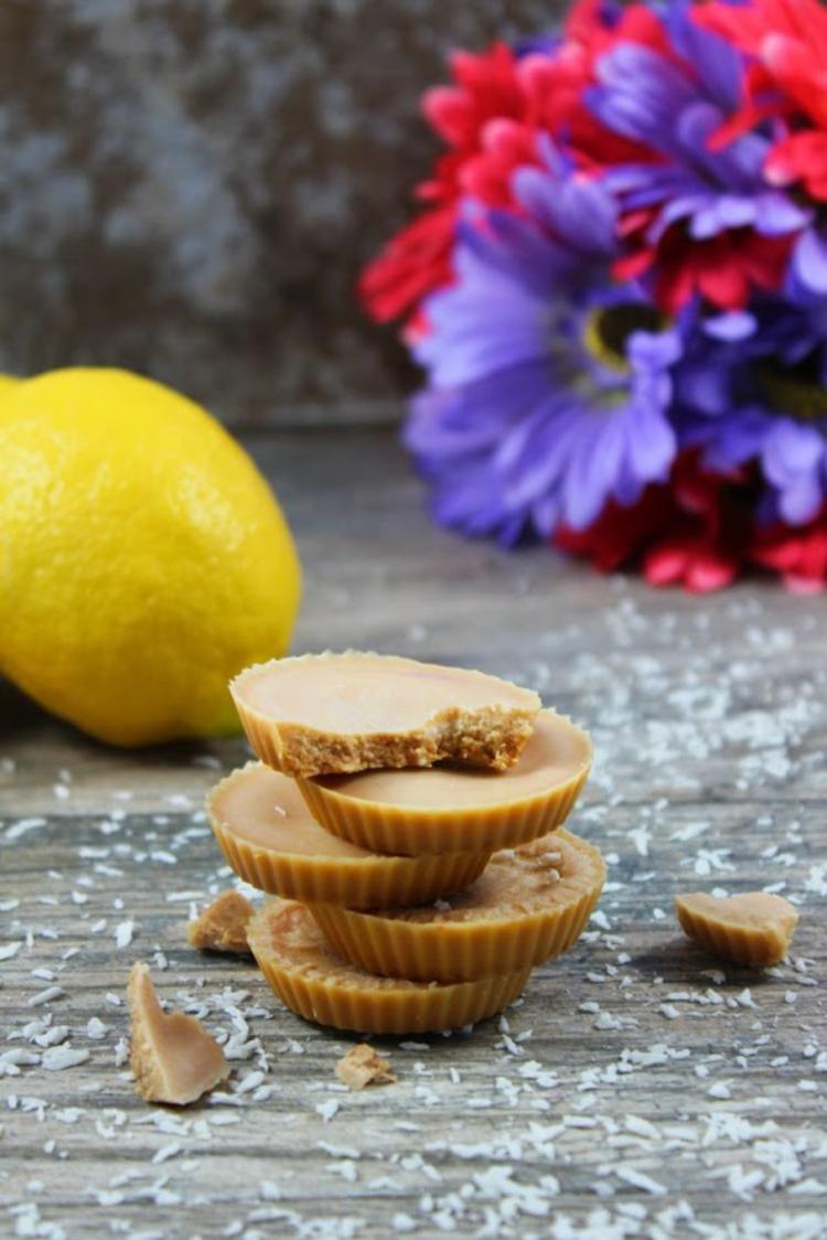 vegánske keto tukové bomby kokosové vločky pražený citrónový olej