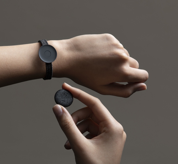 digitálna peňaženka nesúca uloženie kryptomeny na mince na náramku