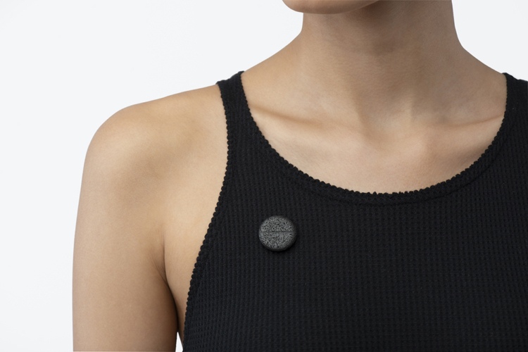 Noste peňaženku na krypto peniaze Trove ako brošňu