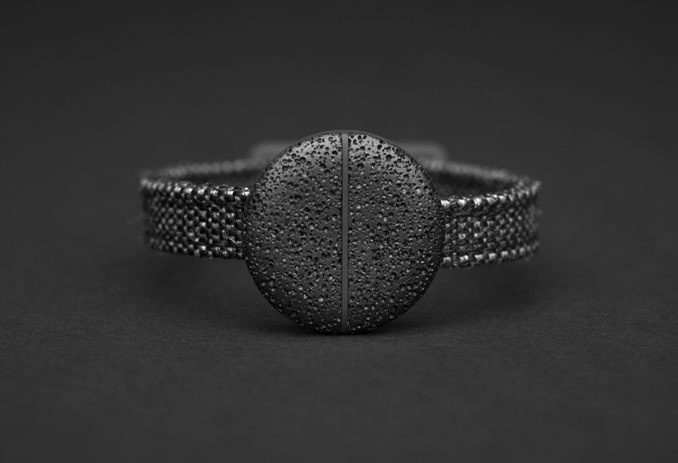 digitálna peňaženka z čierneho porézneho hliníka pripevnená k náramku