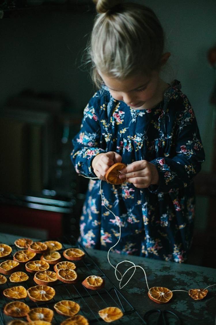 Remeselné nápady deti Vianočná výzdoba pomaranče girlanda z citrusového ovocia