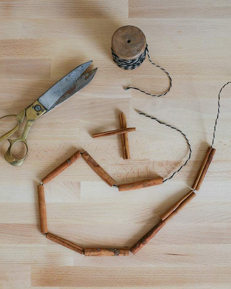 Škoricové tyčinky Himmeli plátky pomaranča vytvárajú vianočnú ozdobu