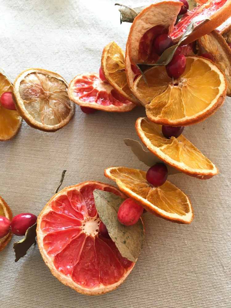 Vianočná dekorácia pomarančové rezy drotár vavrínové listy veniec