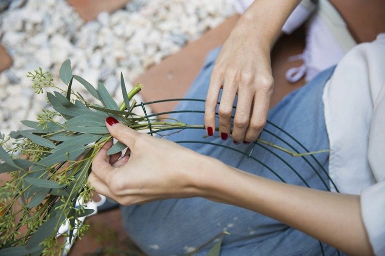 drotárska vianočná dekorácia s pomarančmi z čerstvých eukalyptových vetvičiek