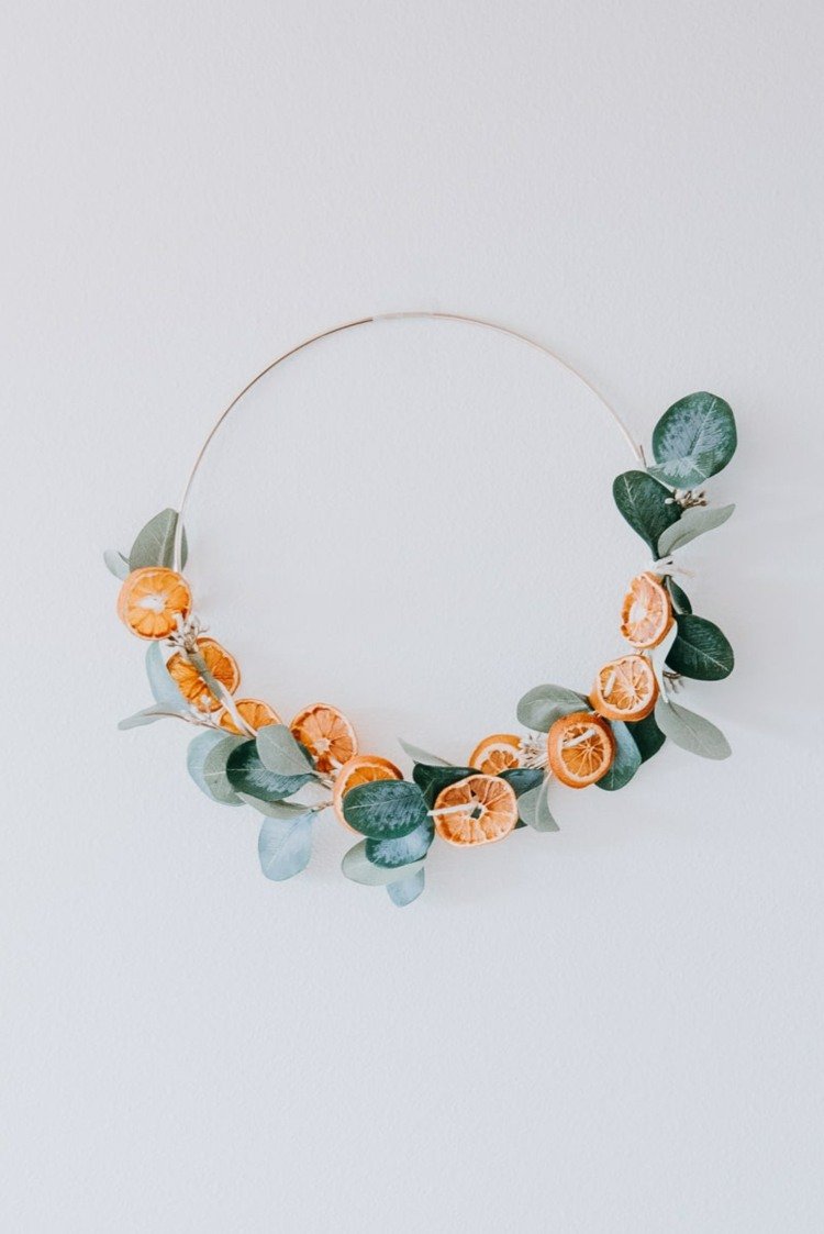 oranžový vianočný ozdobný veniec vyrobte si sušené plátky citrusového ovocia