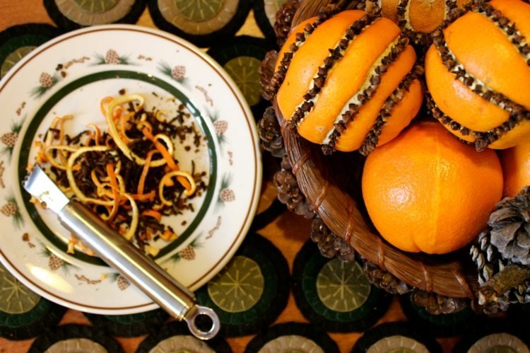 pomaranče poškriabať vianočné ozdoby vložiť klinček