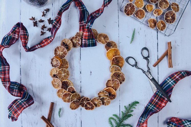 Vianočná dekorácia s pomarančmi na uviazanie venca zo sušených plátkov pomaranča