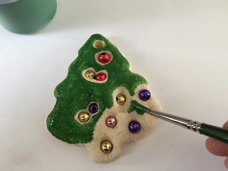 Vianočný stromček vyrobený zo slaného cesta s 3 -ročnými ručnými prácami