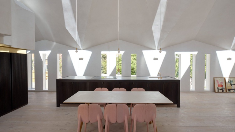 Svetlíky poskytujú v obývacej izbe prirodzené svetlo