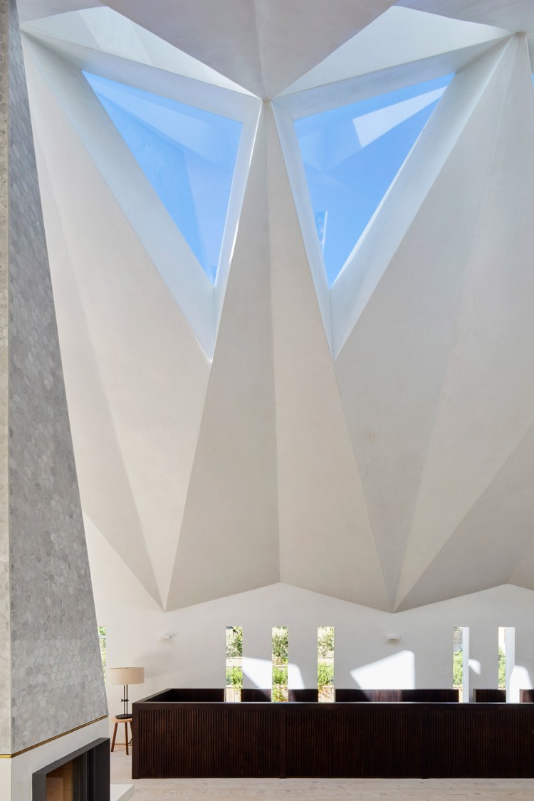 prestavba fazetového stropu a trojuholníkových svetlíkov