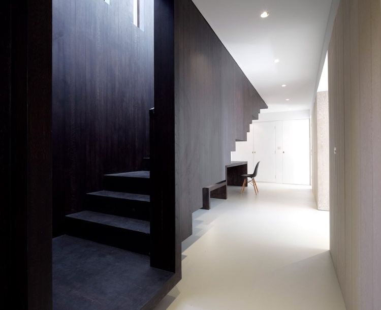 Závesné schody z tmavého dreva na rozdiel od svetlých podláh