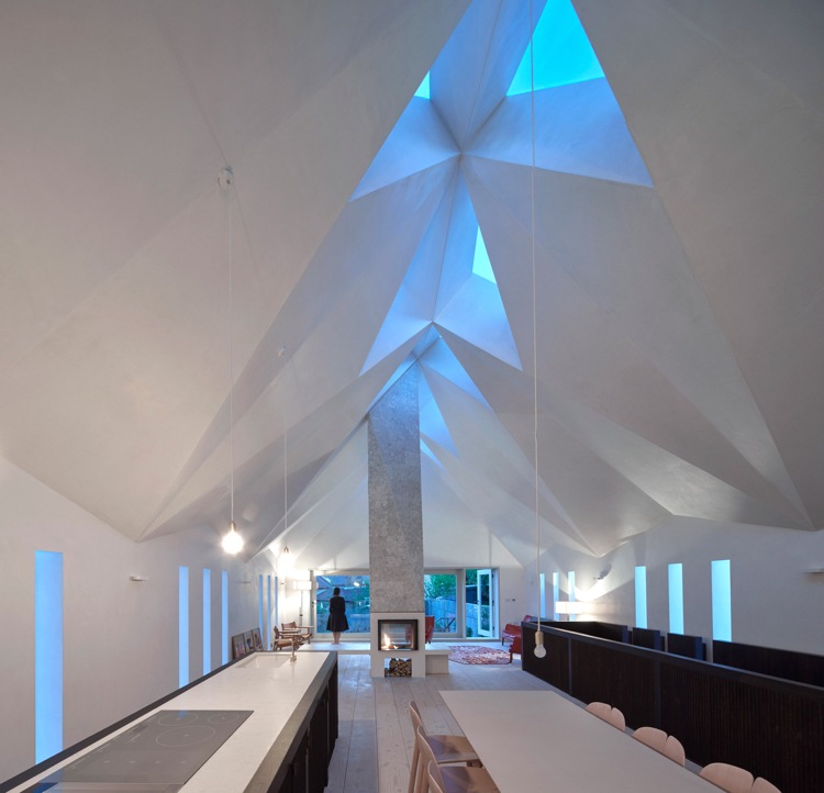 moderná sedlová strecha so strešnými oknami otvorený obývací priestor s krbom