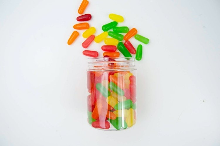 pilulky na šťastie vlastnoručne vyrobené farebné cukríky v nádobke