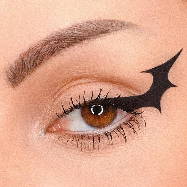 Líčenie očných liniek z netopierieho krídla na Halloween