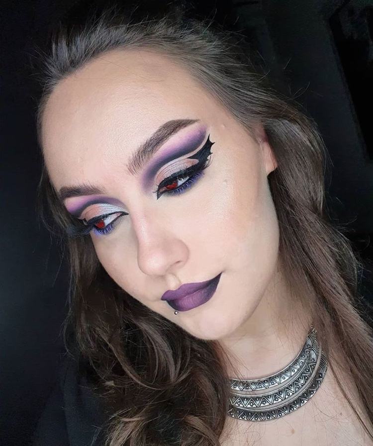 Netopierí očný make -up vo fialovej farbe s očnou linkou