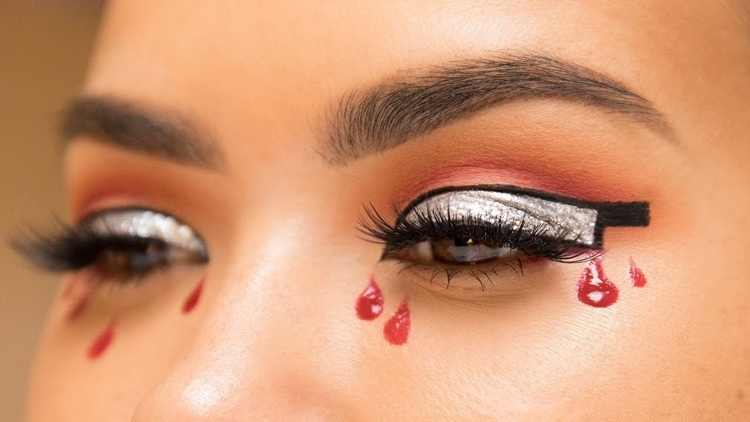 Halloween nôž na nalíčenie očí s pohľadom na kvapky krvi