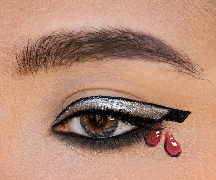 Halloween očný make -up s trblietkami a krvou