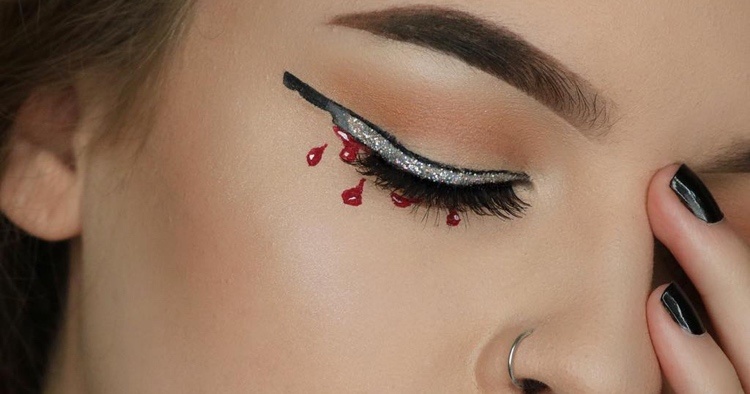 Halloween očné linky vzhľad s trblietkami a červenou
