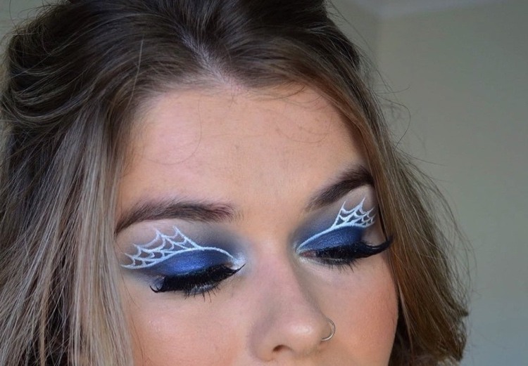 Vytvorte pavučinu v bielom