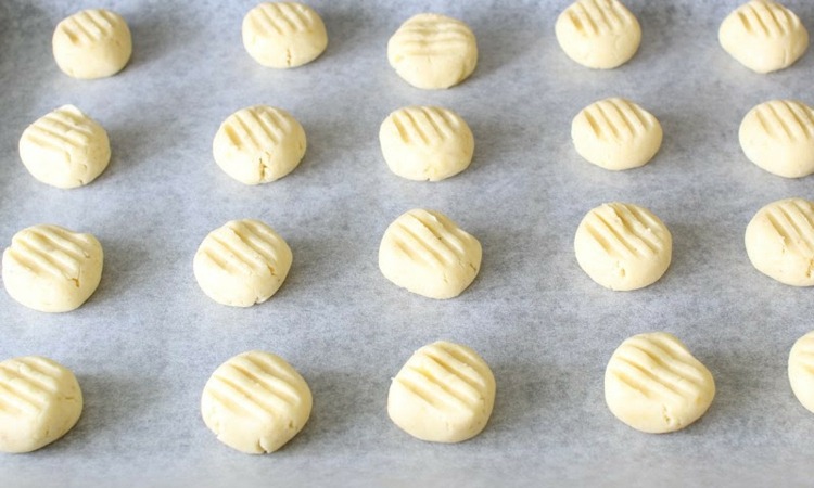 Pripravte snehové vločky sušienky maslové guľôčky tvar lisu na plocho