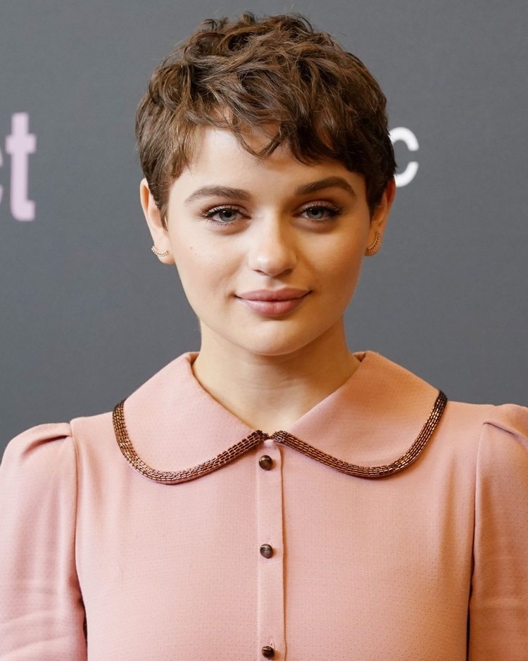 Pixie krátky strih s ofinou a kučerami