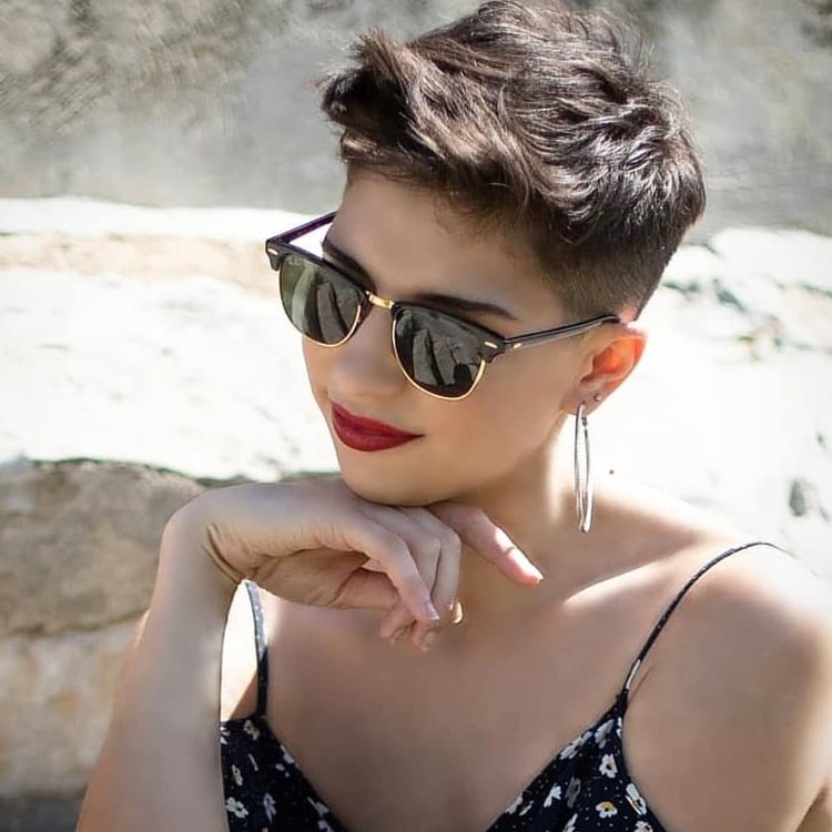 Pixie účes s podrezaním pre okrúhle tváre