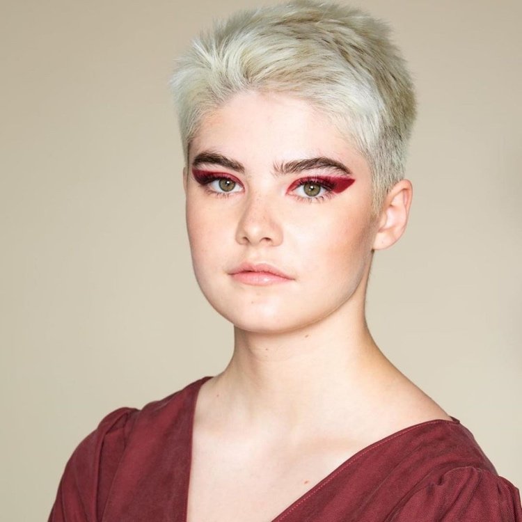 Krátky zostrih chlapca pre okrúhlu tvár a nízke čelo