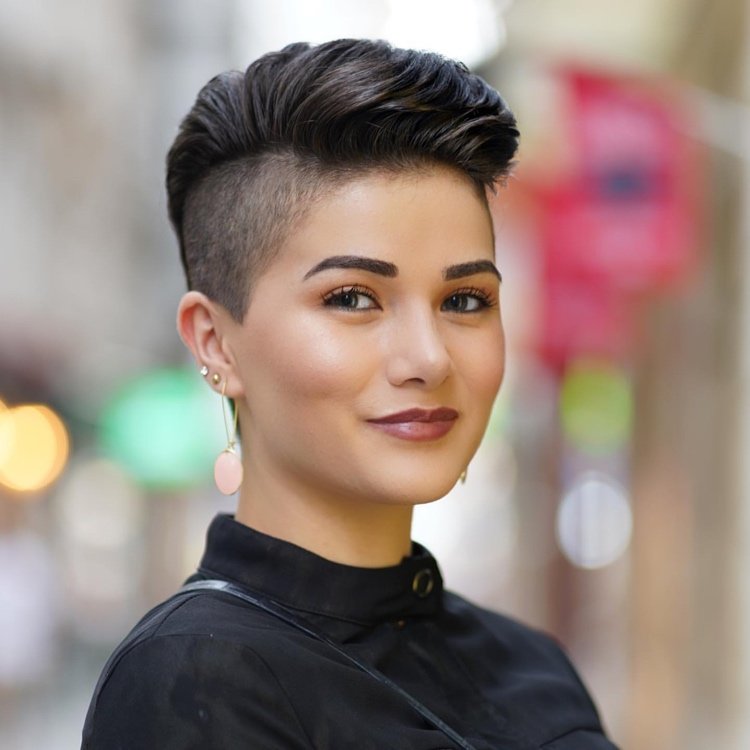 Liečebný účes Pompadour s bočným zostrihom je prospešný pre okrúhlu tvár