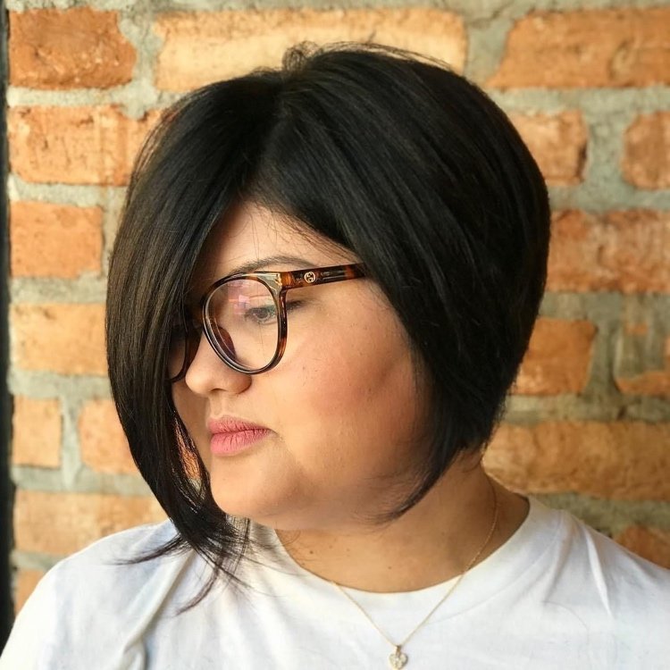 účes stredne dlhá okrúhla tvár krátky krk