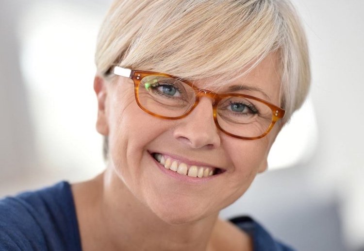 krátky účes pre okrúhlu tvár pre staršie dámy s okuliarmi
