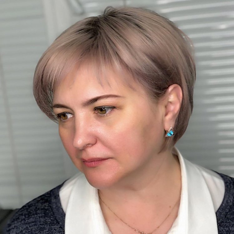 krátky účes pre jemné vlasy a okrúhlu tvár od 50 rokov